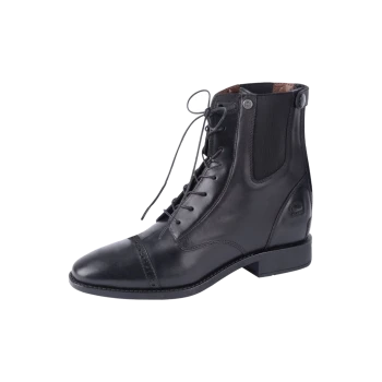 Schwarze Leder-Ankle-Boots mit einer Schnürung vorne und elastischen Seitenpaneelen, mit einer abgerundeten Zehe und einem niedrigen Absatz.