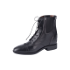 Schwarze Leder-Ankle-Boots mit einer Schnürung vorne und elastischen Seitenpaneelen, mit einer abgerundeten Zehe und einem niedrigen Absatz.