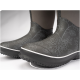 Graue Gummistiefel mit Blumenmuster und weißem Rand, die eine strukturierte Sohle für besseren Halt zeigen.