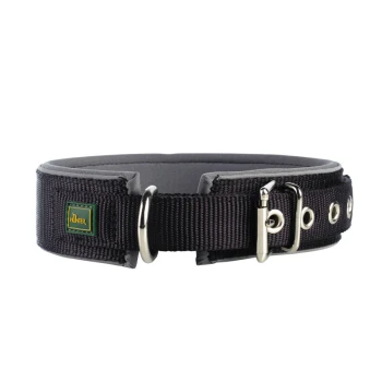 Schwarzes Hundehalsband mit gepolstertem Innenraum, Metall-D-Ring und silberner Schnalle, mit einem grünen und gelben Hunter-Logo.