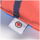 Nahaufnahme eines bunten Haustierspielzeugs mit einem rot-blauen Design, mit einem Etikett, das ein kanadisches Ahornblatt-Logo zeigt.
