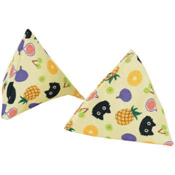 Deux jouets triangulaires en tissu à l'herbe à chat jaunes, à motif d'ananas, figues, cerises, tranches d'orange et têtes de chat noires