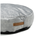 Runder, grauer Hundebett mit glatter Textur und einem braunen Etikett mit der Aufschrift 'RexProduct.com' an der Seite.