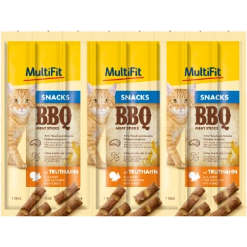 MultiFit BBQ Meat Sticks dla kotów, z figlarnym pomarańczowym tabby. Wyróżnienia na opakowaniu: '95% Fleisch' i 'Ohne Zusatz von Zucker.'