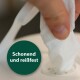 Eine Hand, die ein weißes Reinigungstuch über einem Behälter hält, mit einem grünen Kreis, der den Text "Schonend und reißfest" anzeigt.