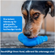 Eine Nahaufnahme eines Hundes, der auf einem blauen Spielzeug kaut, mit Text, der es als schmackhafte Ablenkung für gelangweilte, ängstliche oder eifrige Hunde bewirbt.