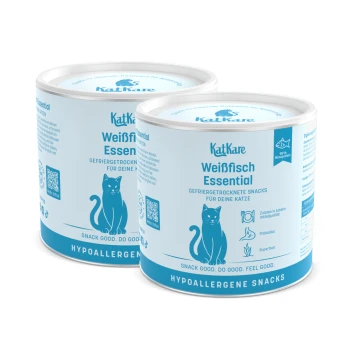 Zwei Dosen KatKare Weißfisch Essential hypoallergene gefriergetrocknete Weißfisch-Snacks für Katzen mit blauer Katzenillustration.
