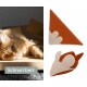 Oranger Tigerkater liegt links in einer Kiste; rechts zwei orange‑beige dreieckige Katzenspielzeuge; Bildunterschrift: ‚Schnurrbert‘