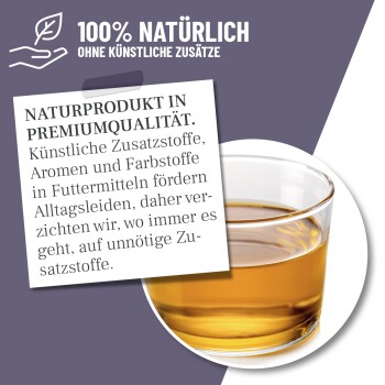 Ein Glas mit bernsteinfarbener Flüssigkeit auf weißem Hintergrund mit einem Hinweis, der besagt "100% NATÜRLICH OHNE KÜNSTLICHE ZUSÄTZE," was bedeutet, dass es rein natürlich ist.