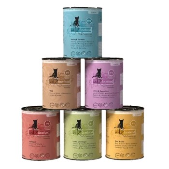 Sechs bunte Dosen "catz finefood" Katzenfutter, beschriftet mit Geschmacksrichtungen: Hering & Garnelen, Wild, Lamm & Kaninchen, Geflügel, Lachs, Rind & Kalb.