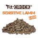 Fit-Crock Sensitive Lamm Mini Haustierfutter, mit einem Haufen kleiner, brauner Pellets, wobei der Markenname und der Produkttitel deutlich angezeigt werden.