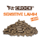 Fit-Crock Sensitive Lamm Mini Haustierfutter, mit einem Haufen kleiner, brauner Pellets, wobei der Markenname und der Produkttitel deutlich angezeigt werden.