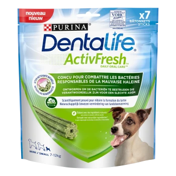 Emballage de bâtonnets dentaires Purina Dentalife ActivFresh — sachet vert, x7 bâtonnets, mini/petit 7–12 kg, photo d'un petit chien heureux.