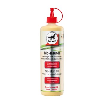 Flasche von leovet bio-Skin Oil zur Hautpflege von Pferden, mit einem roten Pumpenkopf und Text in Deutsch und Englisch über die Vorteile.