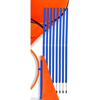 Eine Auswahl an blauen Stangen und einem orangefarbenen Stoffstück, wahrscheinlich Teil eines Spieltunnels oder Agility-Sets für Haustiere, auf einem weißen Hintergrund angeordnet.