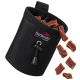 Schwarze Stoff-Haustierfuttertasche, gefüllt mit Trockenfutter, mit einem Tierlando-Logo und einem Kordelzugverschluss.