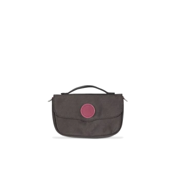 Eine graue Tasche für Haustierzubehör mit einem pinken runden Logo und einem Griff, mit einem Reißverschluss und einem eleganten Design.