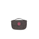 Eine graue Tasche für Haustierzubehör mit einem pinken runden Logo und einem Griff, mit einem Reißverschluss und einem eleganten Design.