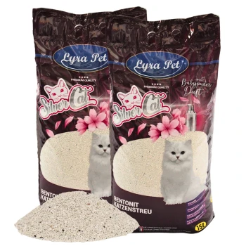 Zwei Taschen mit Lyra Pet Silver Katzenstreu aus Bentonit, mit einer weißen Katze und rosa Blumen auf der Verpackung, mit einem Haufen Streu davor.