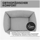 Nahaufnahme eines weichen, hellgrauen Haustierbetts mit einem schwarzen "PAW WOW"-Etikett und OEKO TEX Standard 100 PFC-frei Label.