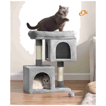 Eine graue Katze steht auf einem mehrstöckigen Katzenbaum, während eine weiße Katze aus einem unteren Fach herauslugt. Der Baum verfügt über Kratzpfosten und einen Spielball.