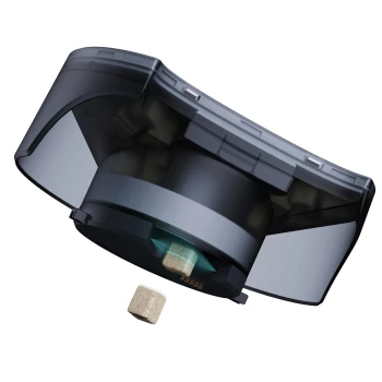 Ein moderner Haustierleckerlispender mit einem transparenten Deckel, der ein Leckerli zeigt, das aus dem Gerät ausgeworfen wird.