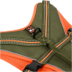 Eine Nahaufnahme eines Hundegeschirrs mit einem olivgrünen und orangen Design, mit verstellbaren Riemen und einer schwarzen Schnalle.