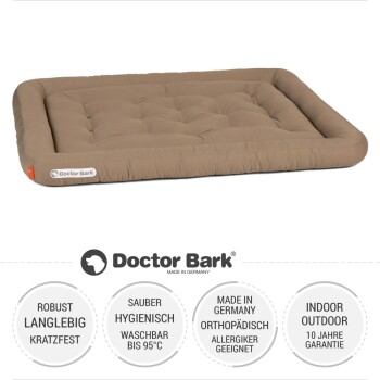 Nahaufnahme eines beigen Stoffes mit einem kleinen braunen Punkt, der das Logo "Doctor Bark" und den Text "MADE IN GERMANY" zeigt.