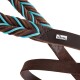 Eine Nahaufnahme einer geflochtenen braunen Leder-Hundeleine mit türkisfarbenen Akzenten, mit einem kleinen silbernen "HUNTER"-Logo.
