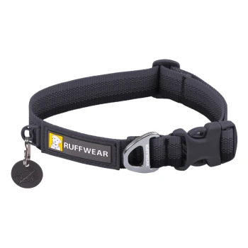 Ein schwarzes Hundehalsband von Ruffwear mit einem Metall-D-Ring, verstellbarer Schnalle und einem Anhänger mit einem Glockensymbol.