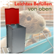 Rechteckiger Metall-Futterspender mit offenem rotem Deckel an Käfig montiert, Meerschweinchen im Hintergrund; Text 'Leichtes Befüllen von oben'.