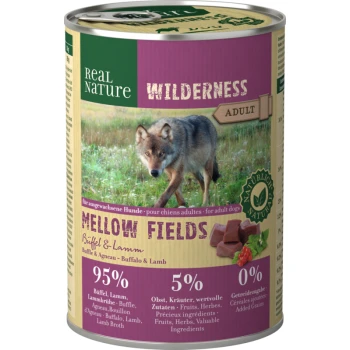 Blik hondenvoer gelabeld "Real Nature Wilderness Adult Mellow Fields" met een wolf op de voorkant, met 95% buffel- en lam ingrediënten.