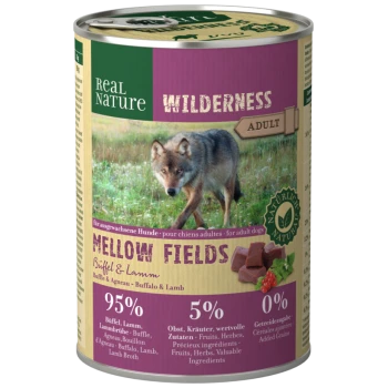 Dose mit Hundefutter, beschriftet mit "Real Nature Wilderness Adult Mellow Fields", mit einem Wolf auf der Vorderseite, 95% Büffel- und Lammzutaten.
