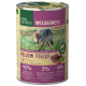 Dose mit Hundefutter, beschriftet mit "Real Nature Wilderness Adult Mellow Fields", mit einem Wolf auf der Vorderseite, 95% Büffel- und Lammzutaten.