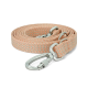 Eine aufgerollte Haustierleine aus weichem rosa und beigem gewebtem Stoff, mit einem stabilen silbernen Metallclip zur Befestigung.