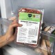 Hand hält vakuumversiegelte, gefrorene Futterverpackung 'BARFER'S complete Komplett-Mix Junior Rind & Huhn 500 g' im Gefrierschrank.
