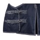 Marineblaues Pferdedecke mit silbernen Schnallen und Nähten, mit einem Logo-Patch oben.