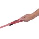 Eine Hand, die eine rote Hundeleine mit einem schwarzen Ruffwear-Logo hält, die die verstellbare Funktion der Leine und den stabilen Verschluss zeigt.