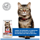 Chat tigré avec collier rouge à côté d'un sac de nourriture Hill's Science Plan ; la bannière bleue indique « PERMET DE DIMINUER... »
