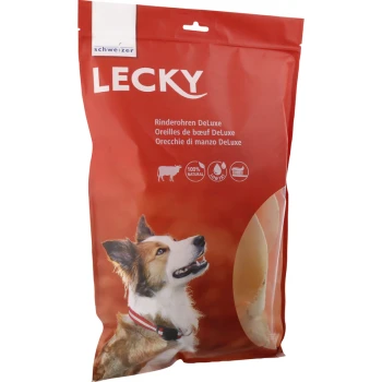 Rote Verpackung für Lecky Hundeleckerlis mit einem glücklichen Hund, beschriftet mit "Rinderohren Deluxe" und Icons für "100% Natürlich" und "Fettarm".