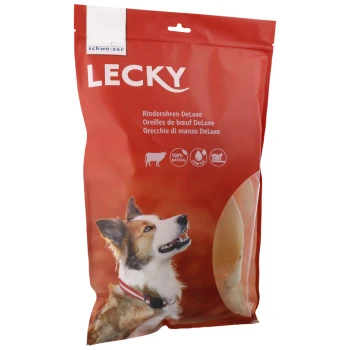 Rote Verpackung für Lecky Hundeleckerlis mit einem glücklichen Hund, beschriftet mit "Rinderohren Deluxe" und Icons für "100% Natürlich" und "Fettarm".