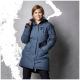 Eine Person trägt einen blauen, isolierten Wintermantel mit Kapuze, mit einem Logo auf der Brust und mehreren Taschen.