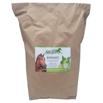 Braune Papiertüte mit Stiefel Bierhefe für Pferde, mit einem Pferdebild und Text, der den hohen Vitamin-B-Gehalt hervorhebt.