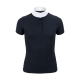 Marineblaues Kurzarm-Polohemd mit einem weißen Kragen und einer Drei-Knopf-Leiste.