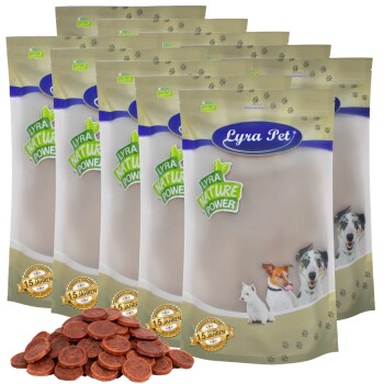 Eine Ausstellung mehrerer Tüten 'Lyra Pet' Natur-Hundefutter, mit einem Haufen runder, rötlich-brauner Leckerlis davor.