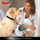 Kobieta w białym klęczy obok golden retrievera, zakładając czarną obrożę i trzymając zieloną i czarną smycz "flexi".
