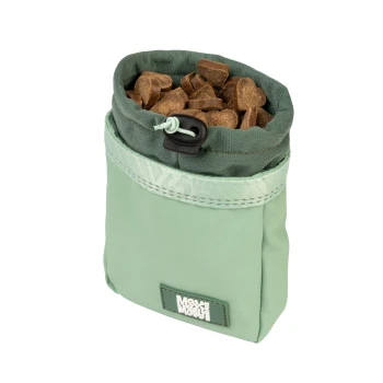 Grüner Stoff-Leckerlibeutel für Haustiere, gefüllt mit herzförmigen braunen Hundeleckerlis, mit schwarzem Knebelverschluss.