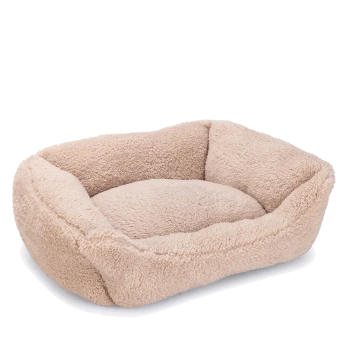 Un lit pour animaux de compagnie doux et beige avec un tissu pelucheux et moelleux et des bords surélevés, conçu pour les petits chiens ou chats.