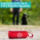 Rote Trainingstasche für Hunde auf einem Kiesweg, mit dem Text 'Eine exzellente Hilfe für's Rückruftraining' darüber.