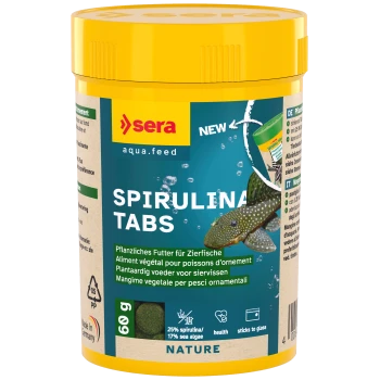 Behälter mit Sera Spirulina Tabs Nature Fischfutter, mit einem gestreiften Fischgrafik, mit dem Text "Pflanzenfutter" und Nährwertdetails.